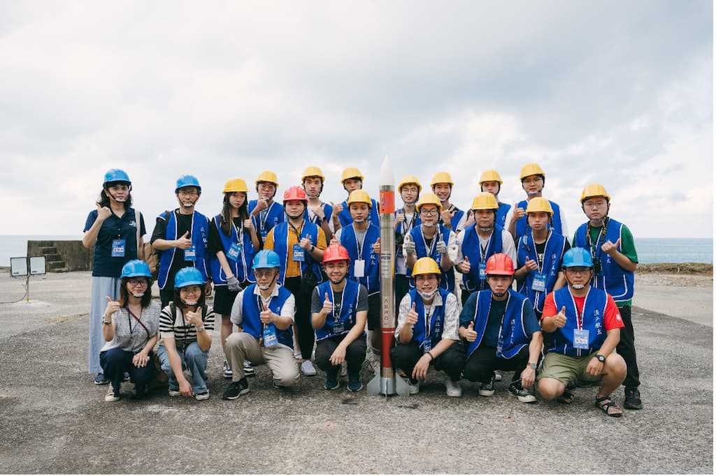 2025-04-08b 淡江大學航太系太空科技實驗室師生與「淡江一型」科研火箭攝於旭海發射場。