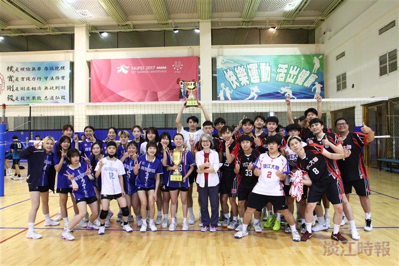 2025-06-02-a1 商管學院勇奪113學年度院際盃男女排雙料冠軍,頒獎後開心合影。(攝影/滕璦)