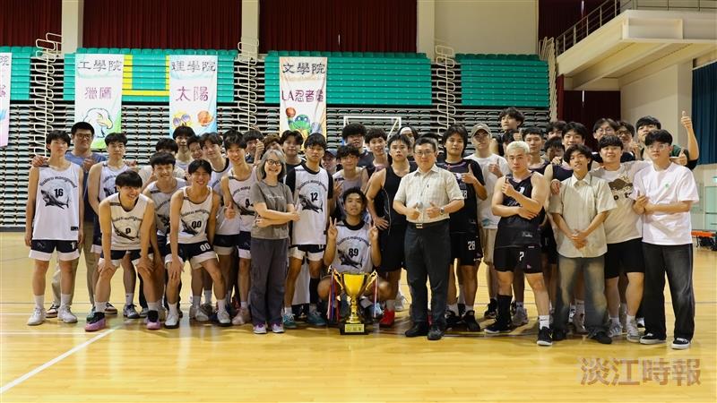 2025-06-02-a3 113學年度院際盃男籃冠亞軍於頒獎後進行大合照。(攝影/彭證睿)