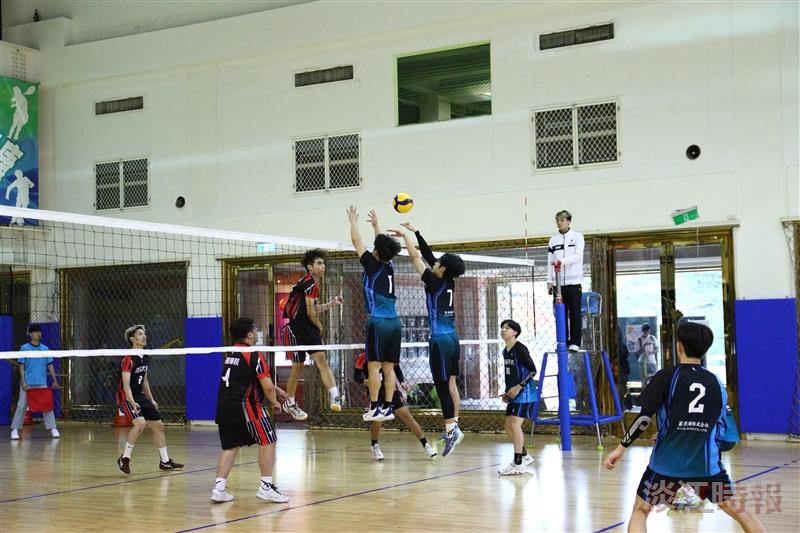 2025-06-02-a5 113學年度院際盃男排冠軍戰競爭激烈,最終商管學院擊敗外語學院奪得冠軍。(攝影/滕璦)